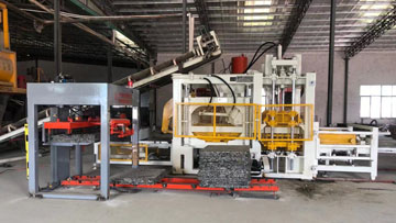 PC磚、透水磚生產(chǎn)現(xiàn)場(chǎng)